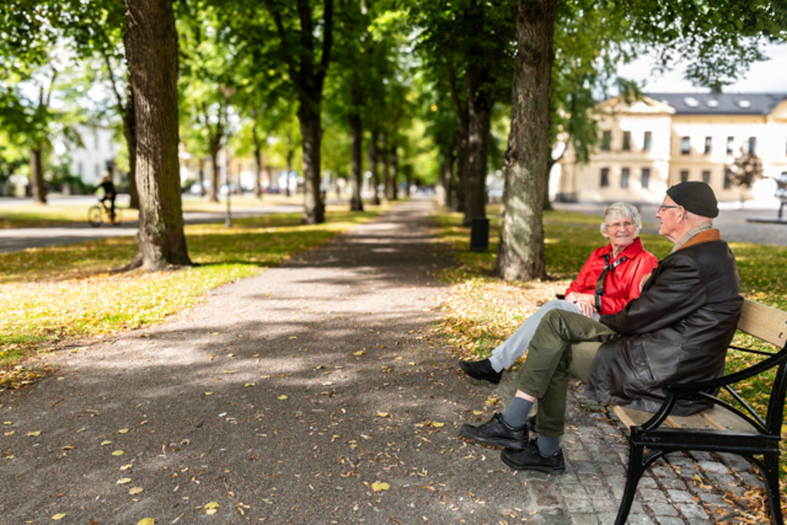To pensjonister som sitter på en benk