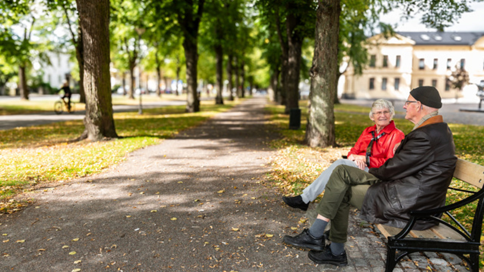 To pensjonister som sitter på en benk
