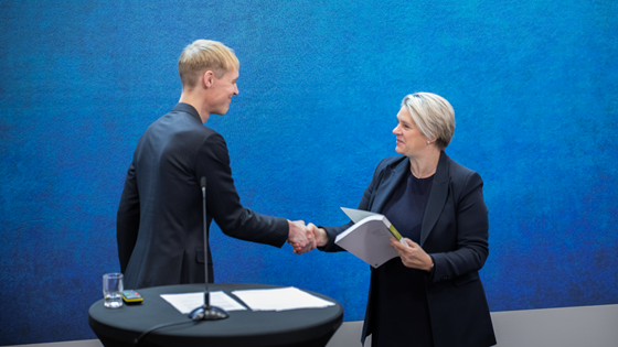 Arbeids- og inkluderingsminister Marte Mjøs Persen (Ap) mottar NOU av utvalgsleder Arnfinn Midtbøen.