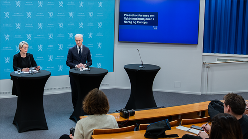 Pressekonferanse om flyktningsituasjonen i Europa ved statsminister Jonas Gahr Støre og arbeids- og inkluderingsminister Marte Mjøs Persen. 