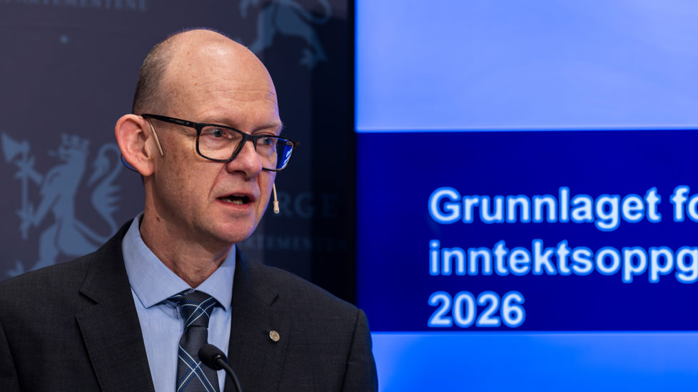 Utvalsleiar Geir Axelsen frå  Det tekniske berekningsutvalet for inntektsoppgjera (TBU) presentere årets rapport for inntektsoppgjera