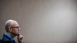 Geir Axelsen i profil mot grå bakgrunn