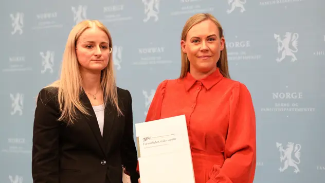 Utvalgsleder og statsråden med NOU-en.