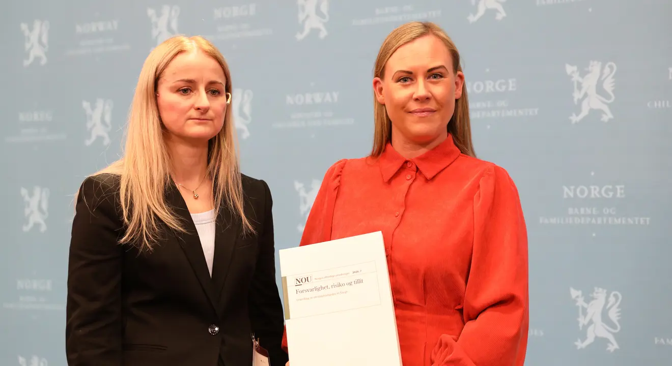 Utvalgsleder og statsråden med NOU-en.