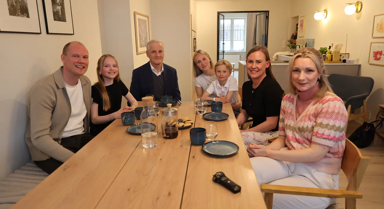 Statsråder og familie rundt bordet.