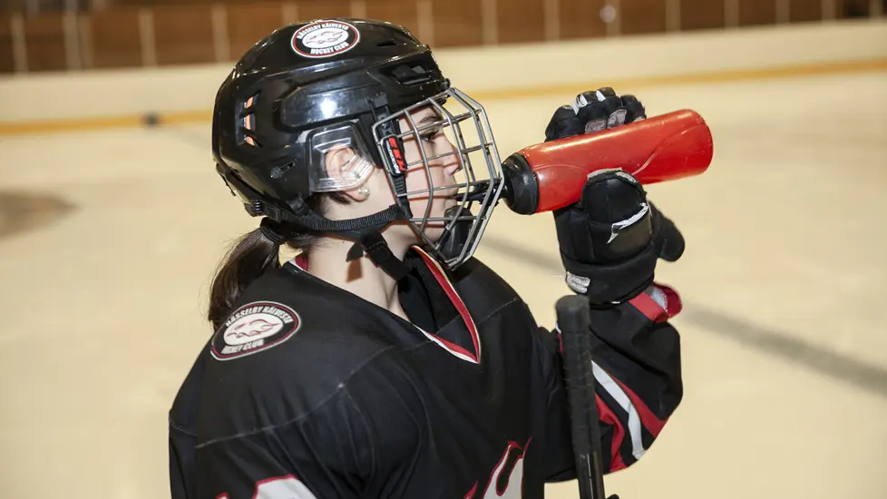 Jente spiller ishockey
