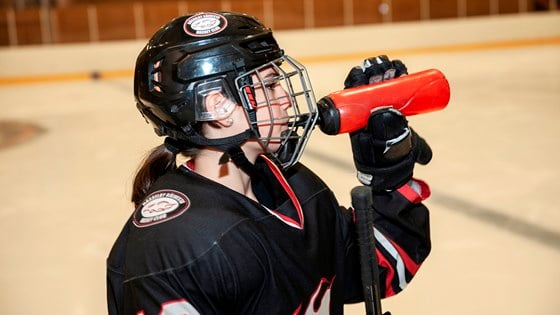 Jente spiller ishockey