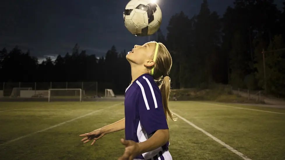 Jente nikker fotball