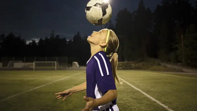 Jente nikker fotball