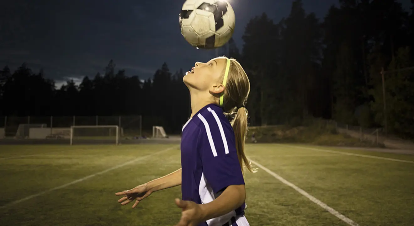 Jente nikker fotball