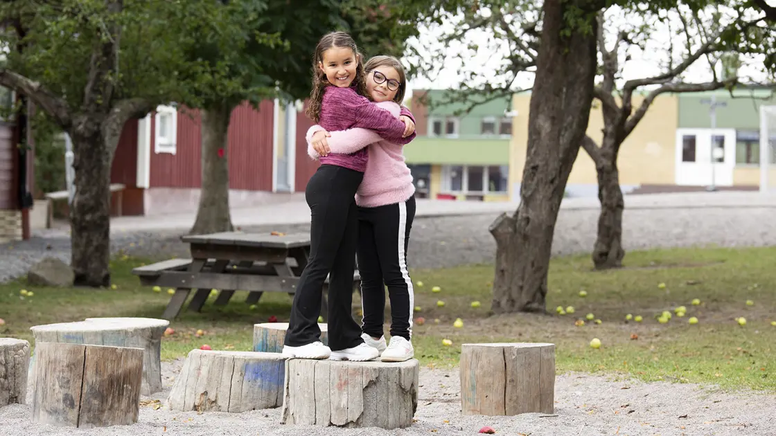 Jenter på lekeplass