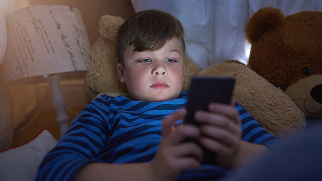 Gutt med mobil