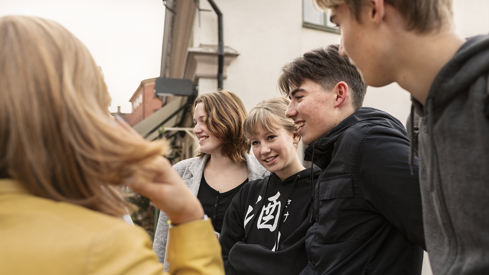 Ungdommer i skolegård