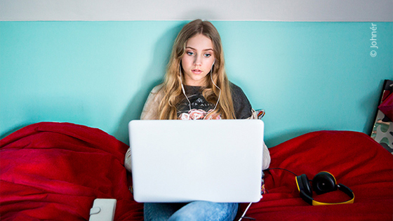 Jente med datamaskin