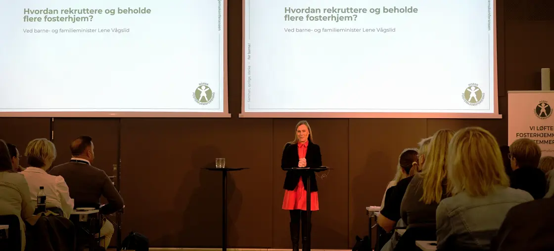 Barne- og familieminister Lene Vågslid holder tale under Fosterhjemskonferansen 2026