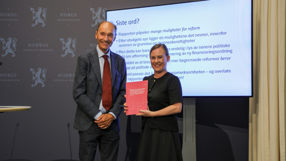 Utvalgsleder og barne- og familieministeren med rapporten