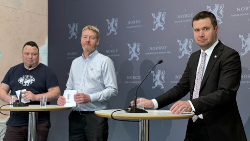 Fra v: Tor Jacob Solberg , leder i Norsk Bonde- og Småbrukarlag, Bjørn Gimming, leder i Norges Bondelag og landbruks- og matminister Geir Pollestad.