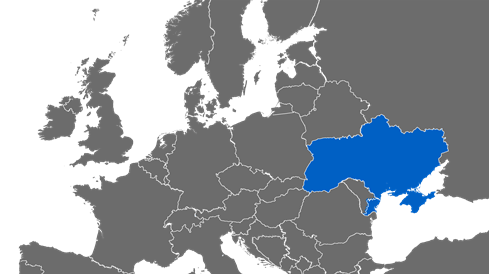 Grått kartutsnitt av Europa med Ukraina framhevet i blått.