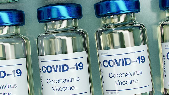 Medisinflasker merket med «Covid-19 Coronavirus Vaccine»