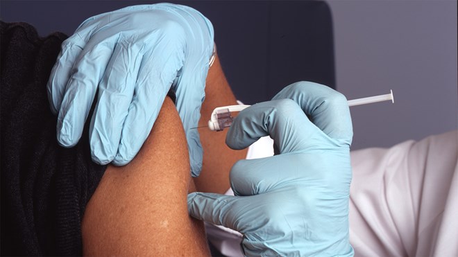 Vaksinesprøyte som settes i overarm