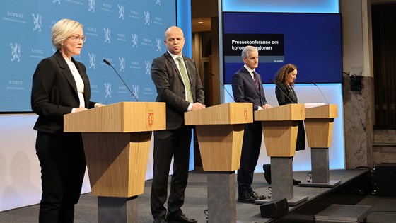 Ingvild Kjerkhol, Trygve Slagsvold Vedum, Jonas Gahr Støre og Camilla Stoltenberg på pressekonferanse