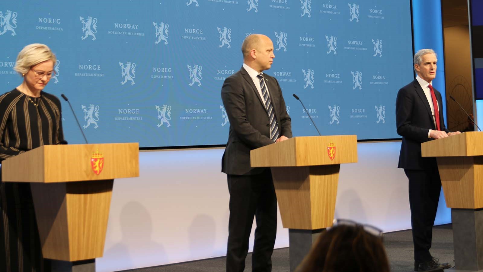 Yngvil Kjerkhol, Trygve Slagsvold Vedum og Jonas Gahr Støre på pressekonferanse