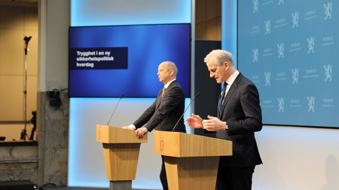 Minister of Finance Trygve Slagsvold Vedum and Prime Minister Jonas Gahr Støre on stage at a press conference.