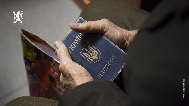 Gamle hender som holder ukrainsk pass