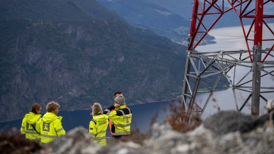 NVE og Statnett på tilsyn av fjordspenn i Sogndal.