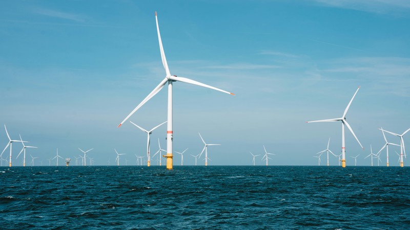 Bilde av en havvindpark.