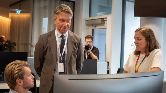 Energiminister Terje Aasland på besøk hos Elvia. Her får han en gjennomgang av deres kundeportal av to ansatte i Elvia.