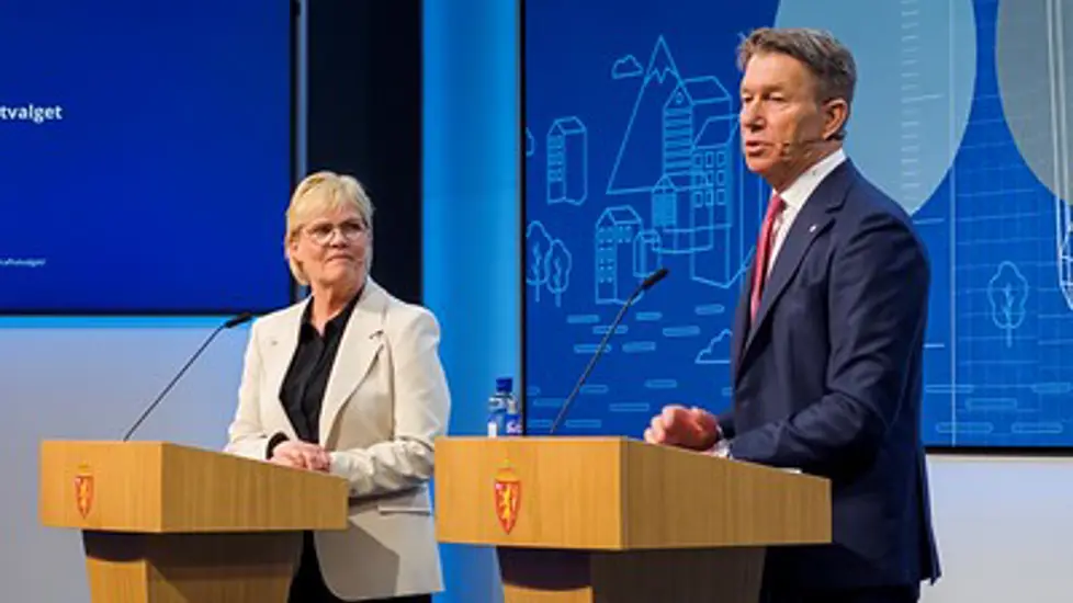 Energiministeren tar imot rapport fra Kjernekraftutvalget