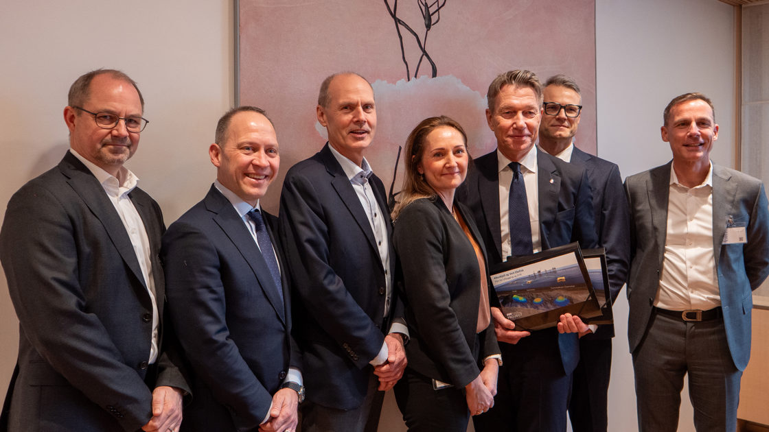 På bildet ser du rettighetshaverne som overleverer to utbyggingsplaner til energiministeren.