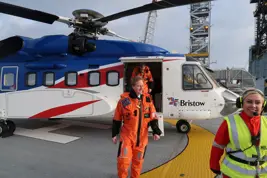 Ankommer i helikopter
