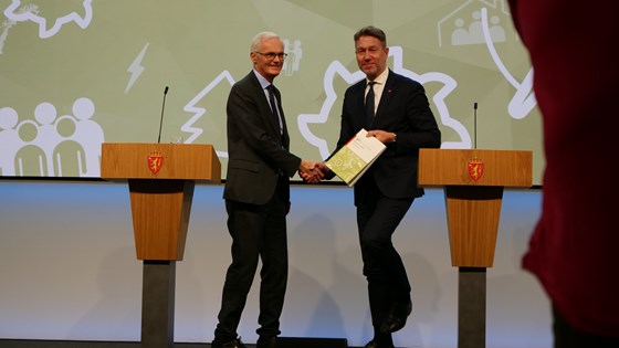 Lars Sørgard leverer Energikommisjonens rapport til olje- og energiminister Terje Aasland