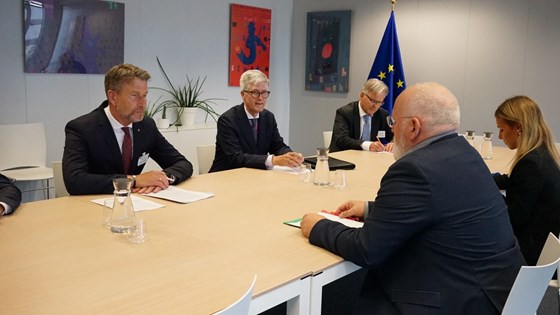 Olje- og energiminister Terje Aasland i møte med visepresident Frans Timmermanns. 