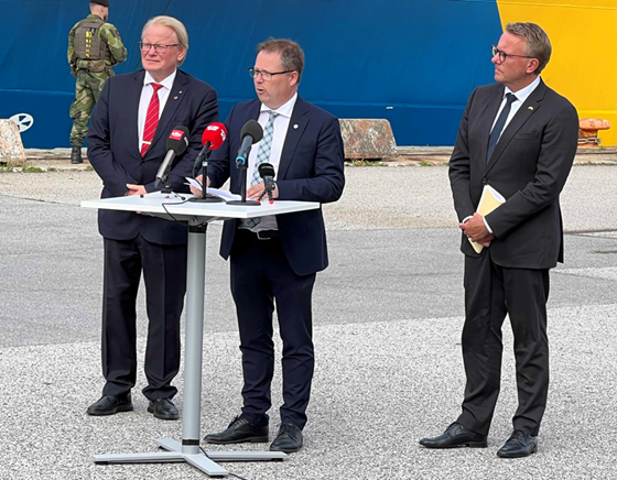 Forsvarsminister Bjørn Arild Gram (i midten) med sin svenske kollega, forsvarsminister Peter Hultquist (til venstre) og sin danske kollega, forsvarsminister Morten Bødskov (til høyre)