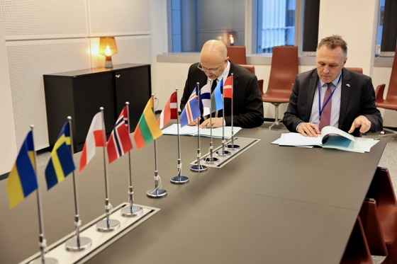 Ukrainas forsvarminister Denys Sjmyhal og forsvarsminister Tore O. Sandvik sitter og signerer papirer