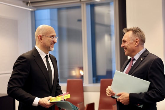 Ukrainas forsvarminister Denys Sjmyhal og forsvarsminister Tore O. Sandvik under signeringen av en MoU i Brussel i forbindelse med forsvarsministermøtet.
