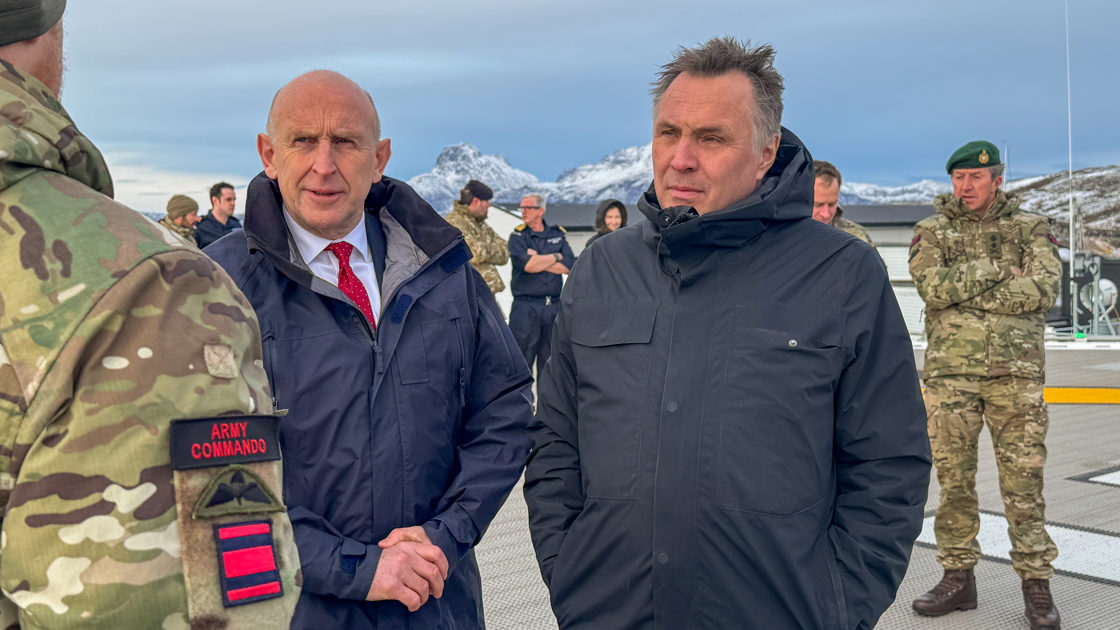 Tore O. Sandvik (Ap) og den britiske forsvarsministeren John Healey