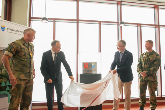 Forsvarsminister Tore O. Sandvik på avdukning