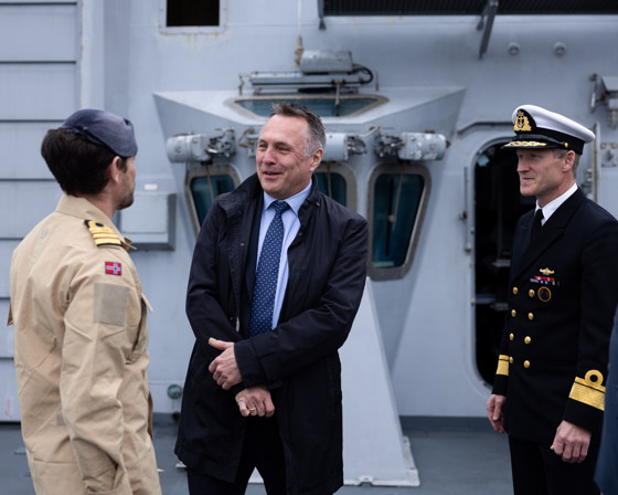 Forsvarsminister Tore O. Sandvik (t.v) og sjef for Sjøforsvaret, kontreadmiral Oliver Berdal på Haakonsvern i anledning at KNM Roald Amundsen seiler til Stillehavet.