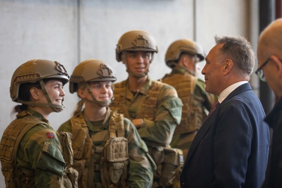 Forsvarsminister Tore O. Sandvik med vernepliktige som er i gang med førstegangstjenesten på Setermoen.