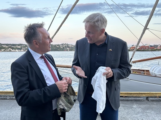 Forsvarsminister Tore O. Sandvik møtte Rune Jomaas, administrerende direktør i det norske selskapet Watchbird under Arendalsuka, og fikk en innføring i hvordan pustemaskene fungerer.