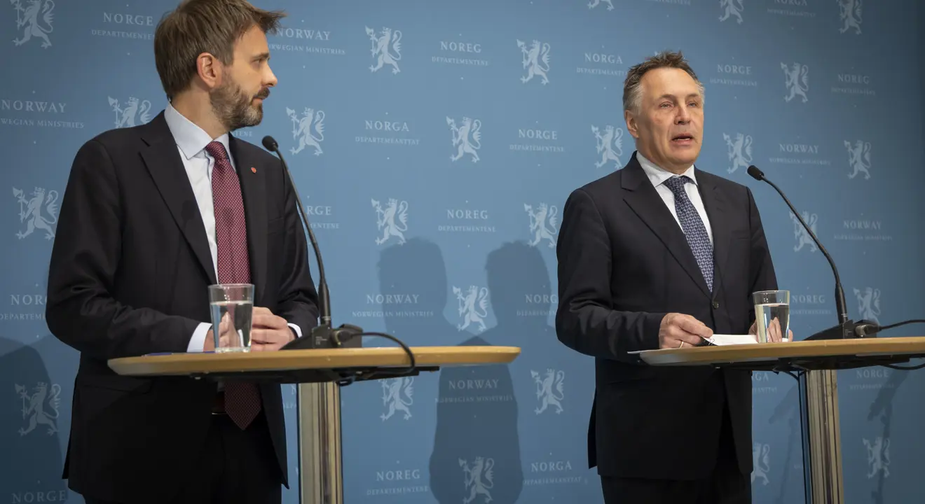 Helseministeren og forsvarsministeren holder pressekonferanse