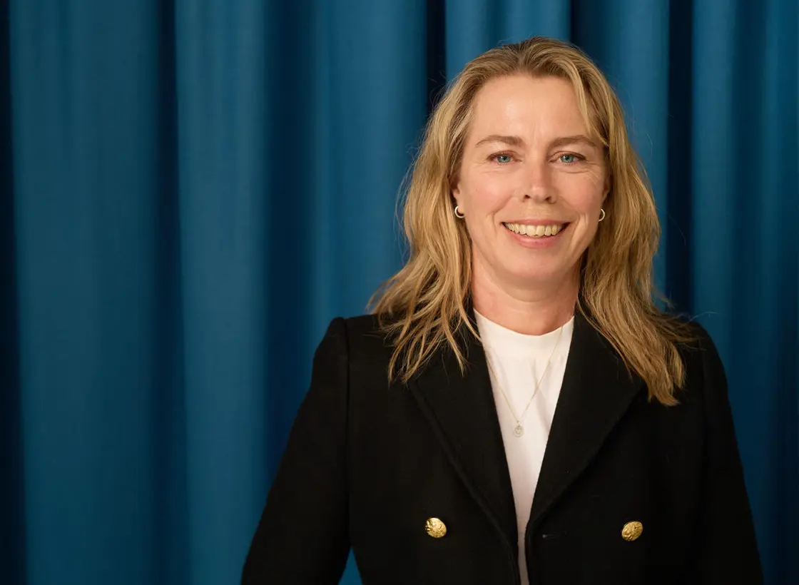 Anne Flæte (55) er ansatt som kommunikasjonssjef og leder for Kommunikasjonsenheten i Forsvarsdepartementet.