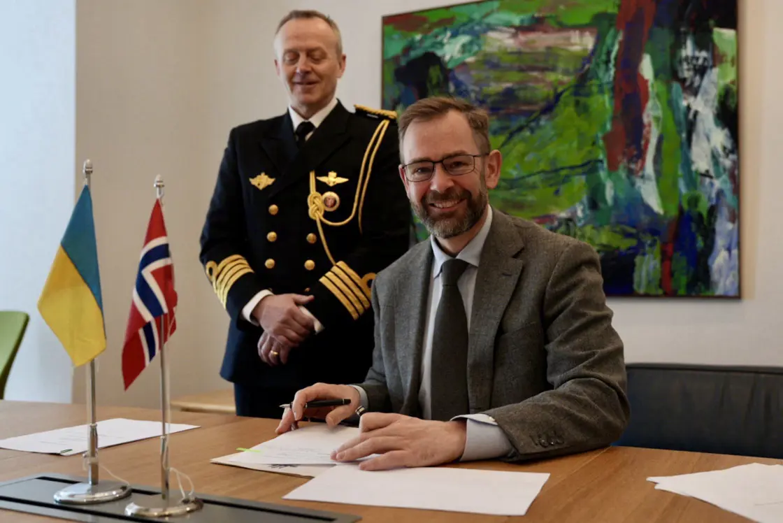 På vegne av det norske forsvarsdepartementet signerte Norges ambassadør til Ukraina, Lars Ragnar Hansen avtalen mandag 27. april.