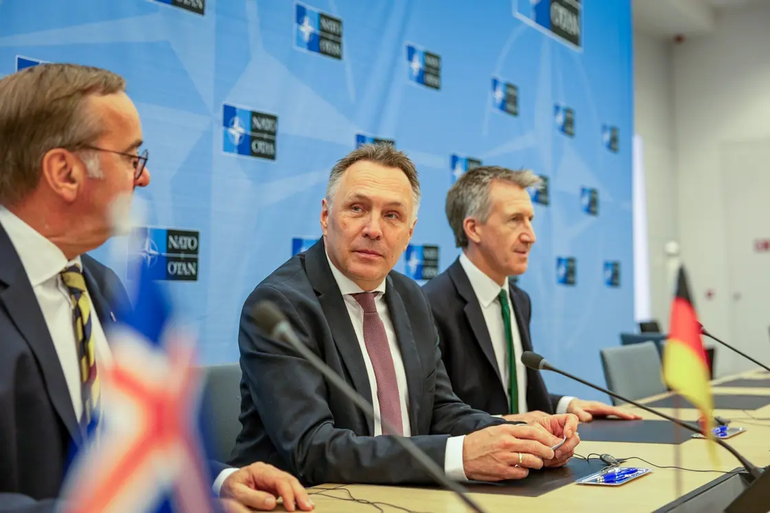 Under dagens NATO-forsvarsministermøte i Brussel, inngikk Tyskland, Storbritannia og Norge en avtale der landene påtar seg et større ansvar for å overvåke og følge ubåtaktivitet i Nord-Atlanteren og nordområdene.