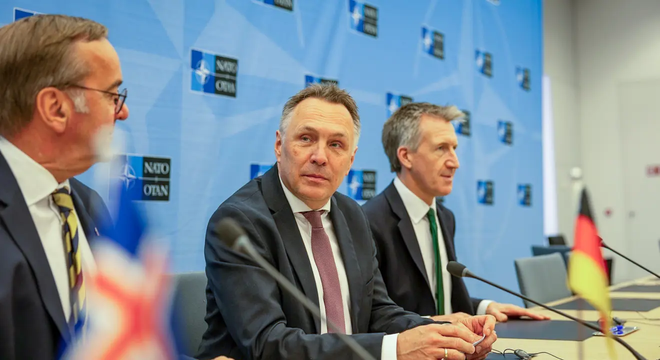 Under dagens NATO-forsvarsministermøte i Brussel, inngikk Tyskland, Storbritannia og Norge en avtale der landene påtar seg et større ansvar for å overvåke og følge ubåtaktivitet i Nord-Atlanteren og nordområdene.