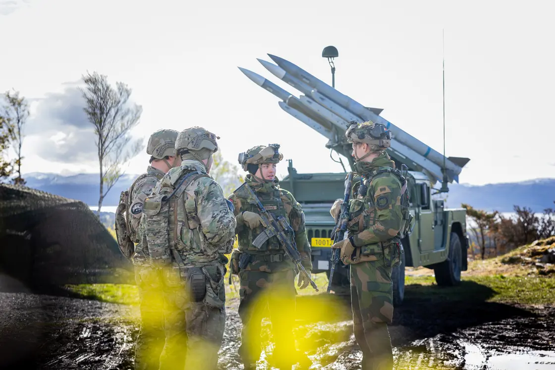 Dansk personell fra Air Defence Wing under utdanning på NASAMS. Her foran HML, High Moblity Launcher med norske luftvernartillerister